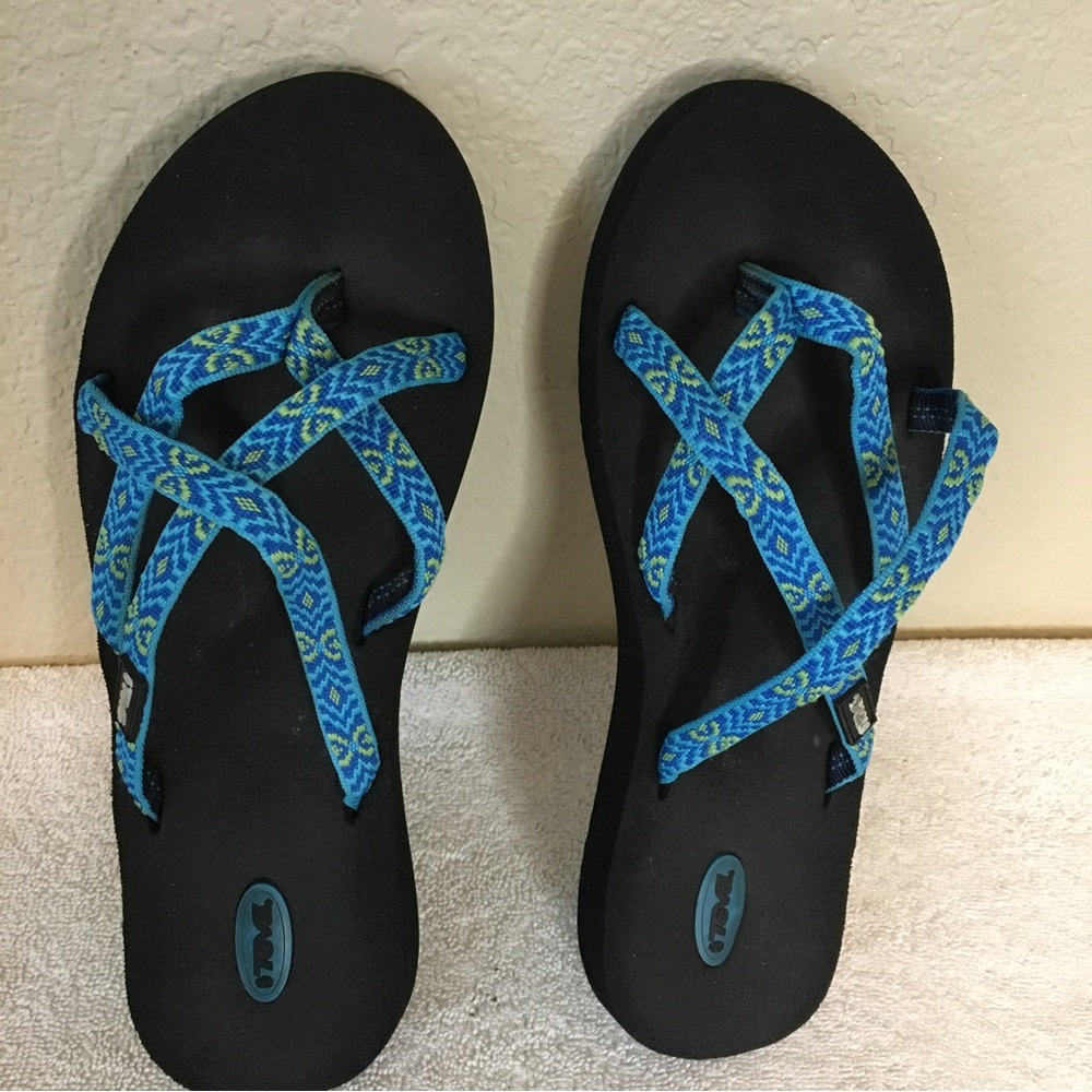 Tevas sandals in turquoise and yellow pattern. Black soles. Great condition.